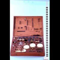 Voorwerpen\7300\7315.jpg; V07315; ; Microscoop accessoires in kistMicroscope accessories in box